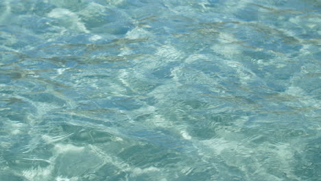 Klares,-Blaues-Wasser,-Mittelmeer,-Weißer-Sand